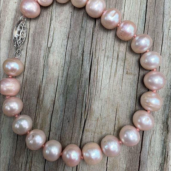 Pearl pink cultured bracelet dainty Pearl closure. Very nice. - Picture 8 of 9